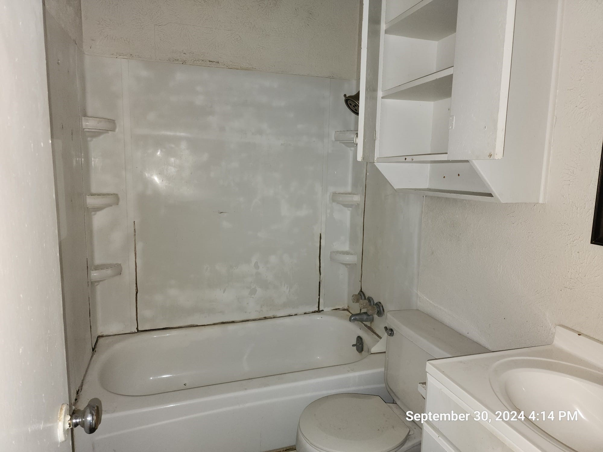 11645 Loop Road Beaumont, TX 77713 - Photo 16 of 20 a bathroom with a toilet and a bathtub