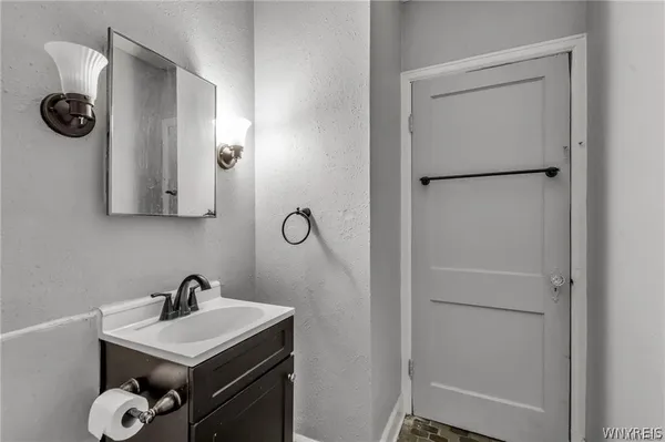 $1,000 | 946 Main Street, Unit 3, Buffalo, NY 14202