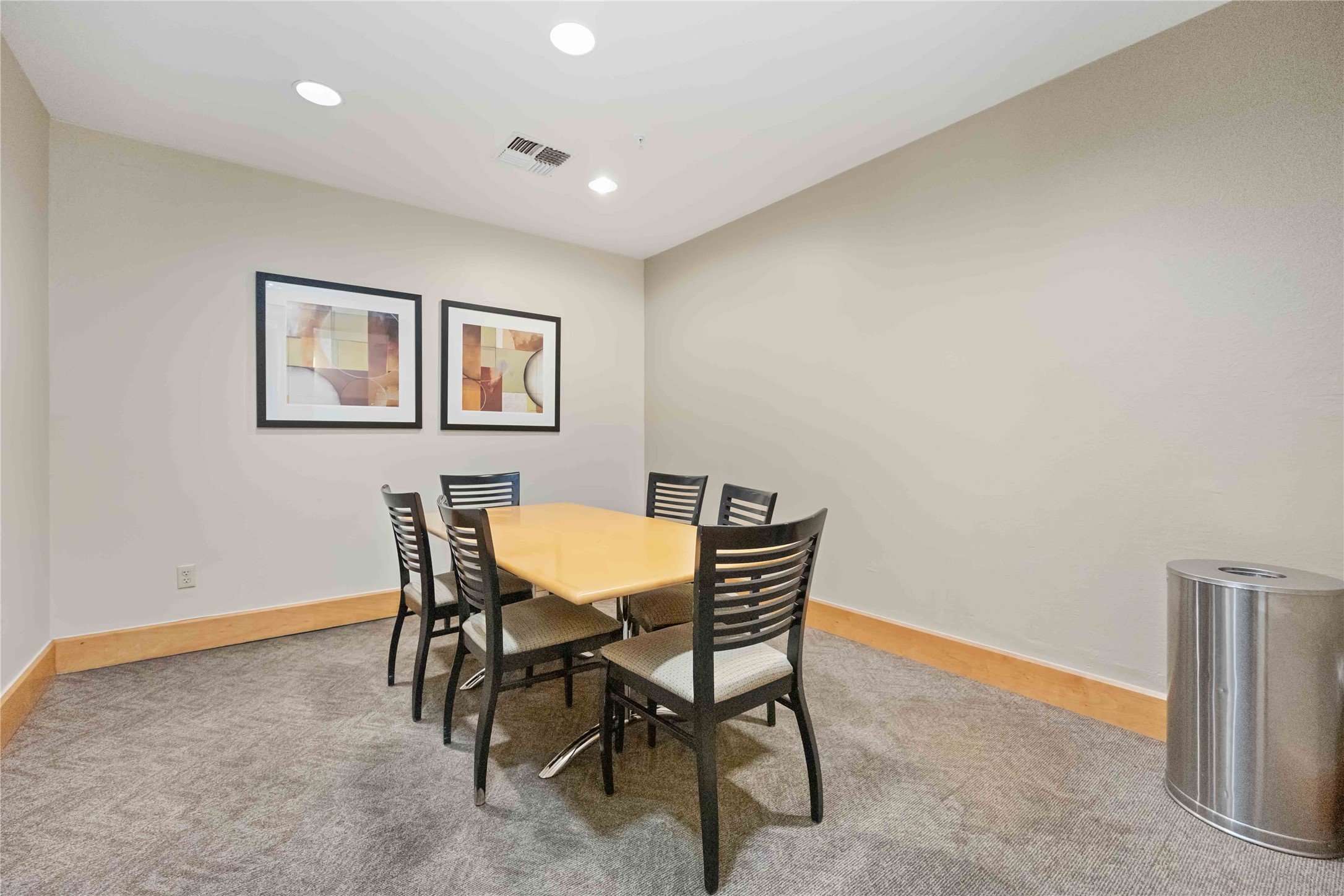 3505 Sage Road, Unit 1508 Houston, TX 77056 - Photo 18 of 23 Take advantage of the professional conference room, offering a dedicated table and seating to support business meetings, studying, or focused remote work.