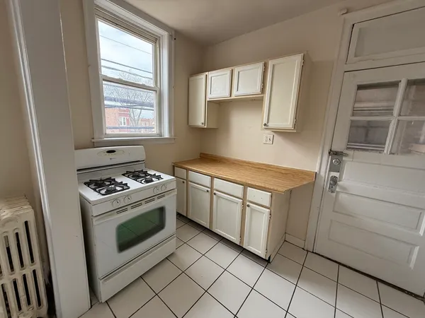 $1,200 | 2146 Gunderson Avenue, Unit 326, Berwyn, IL 60402