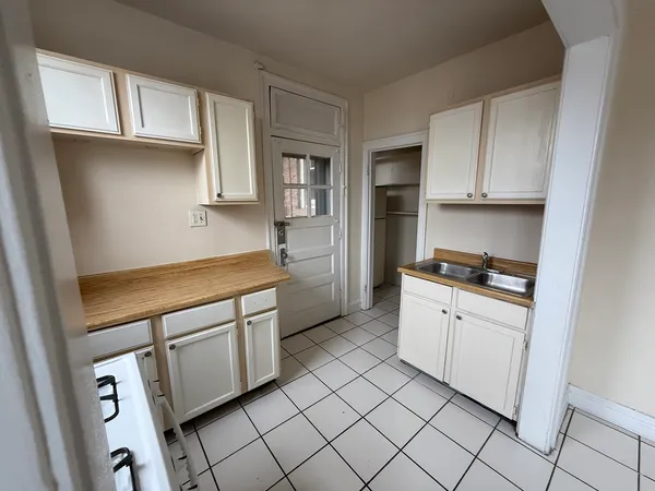 $1,200 | 2146 Gunderson Avenue, Unit 326, Berwyn, IL 60402