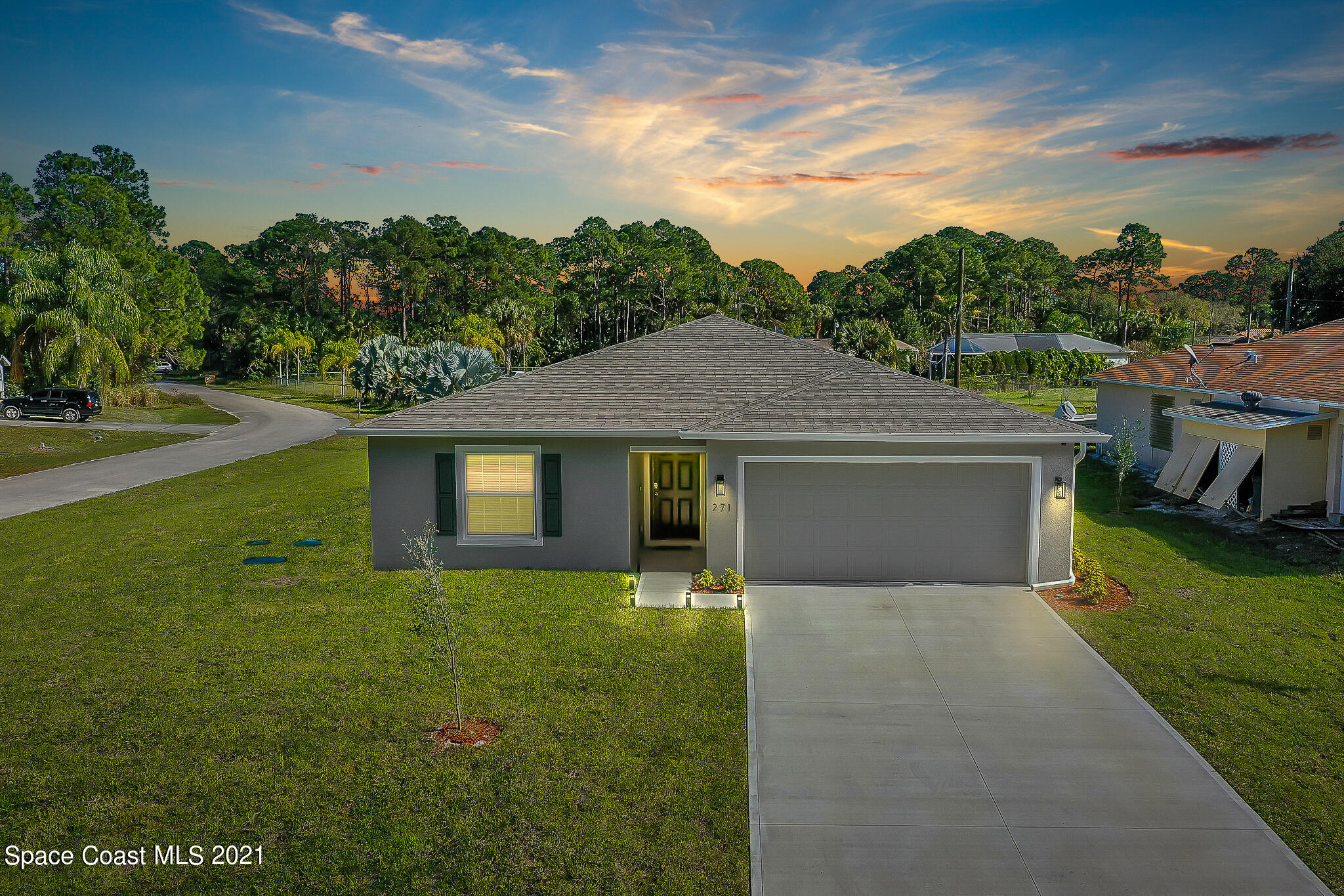 271 Wendover Road Southwest Palm Bay, FL 32908 - Photo 2 of 35 a front view of a house with garden