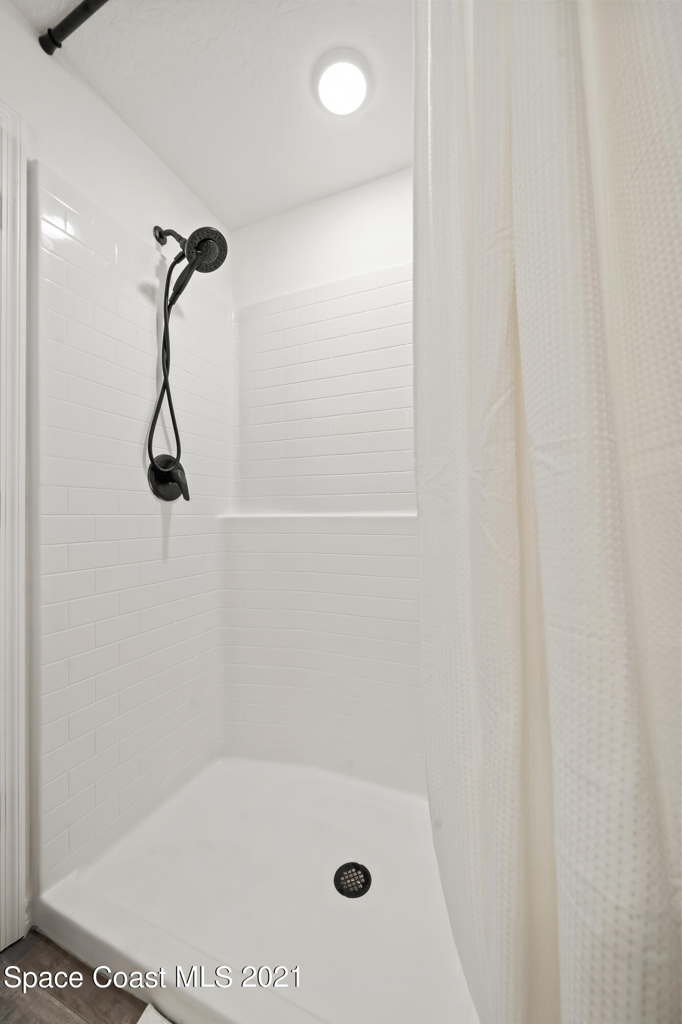 271 Wendover Road Southwest Palm Bay, FL 32908 - Photo 20 of 35 a bathroom with a shower