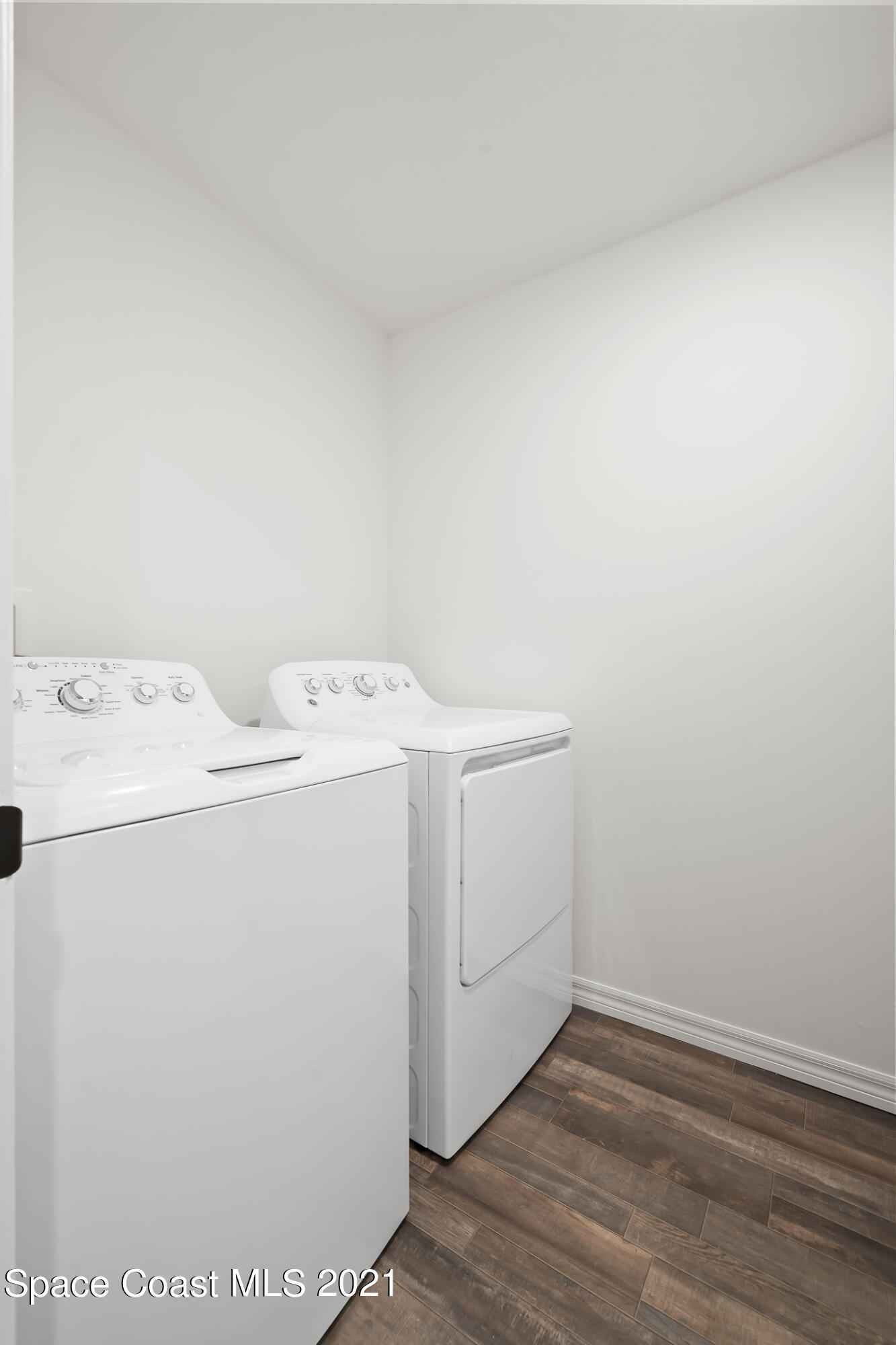 271 Wendover Road Southwest Palm Bay, FL 32908 - Photo 21 of 35 a utility room with dryer and washer