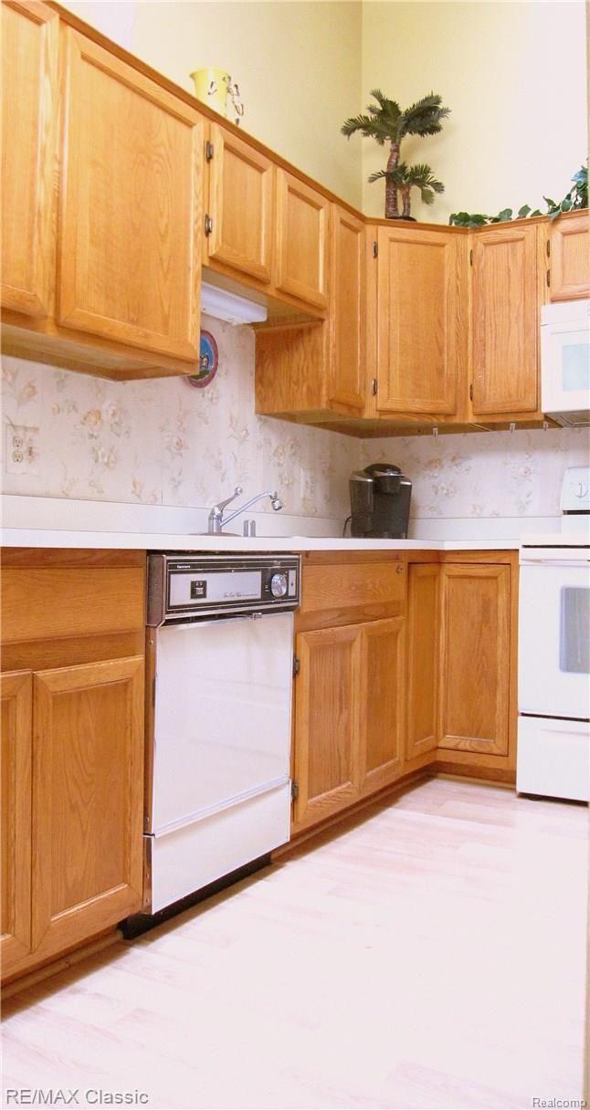 39878 Crosswinds Road, Unit 204 Novi, MI 48375 - Photo 3 of 8 Kitchen.JPG