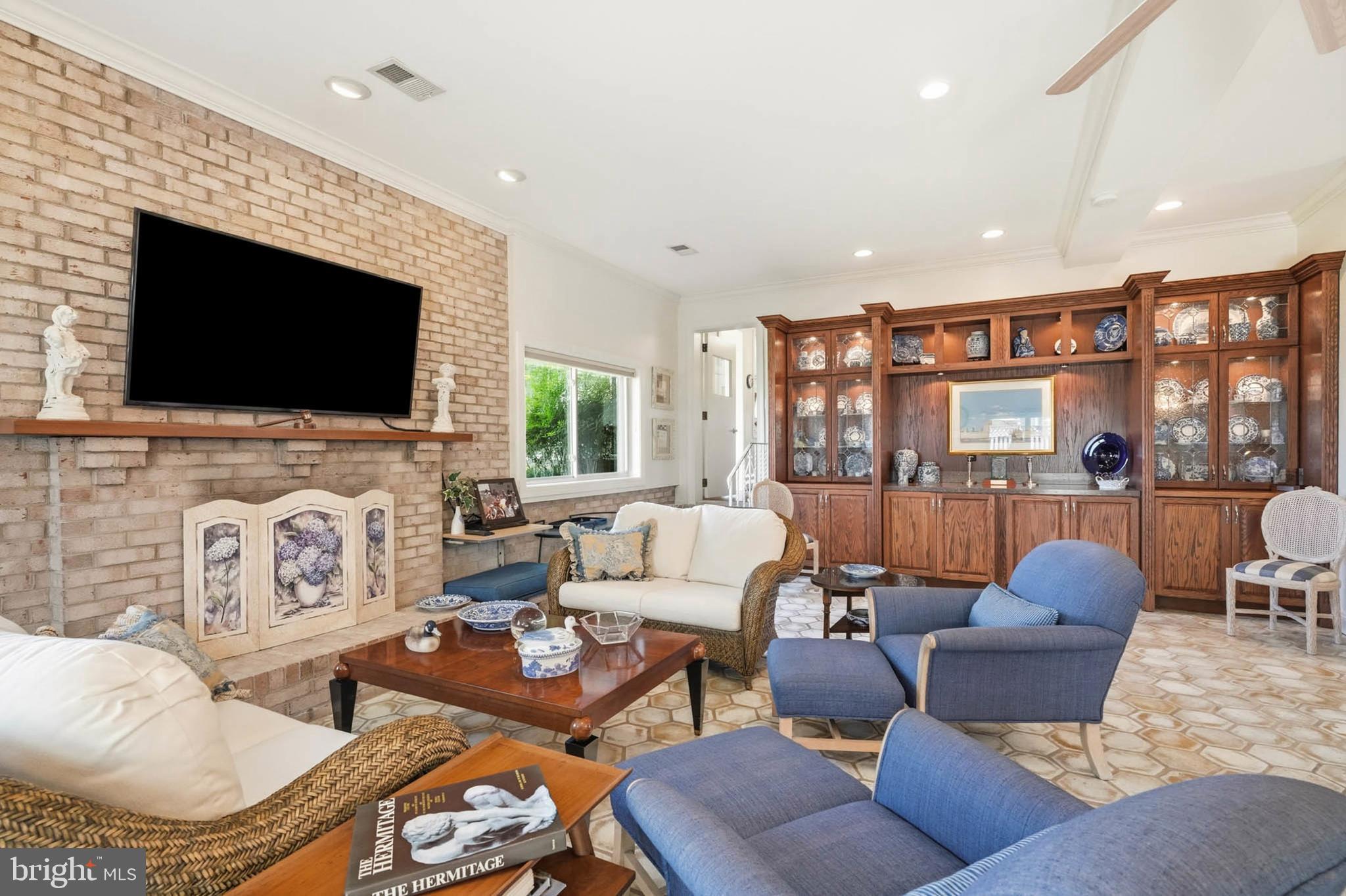 3689 1st Avenue Edgewater, MD 21037 - Photo 21 of 55 Living room with full wall built-in unit