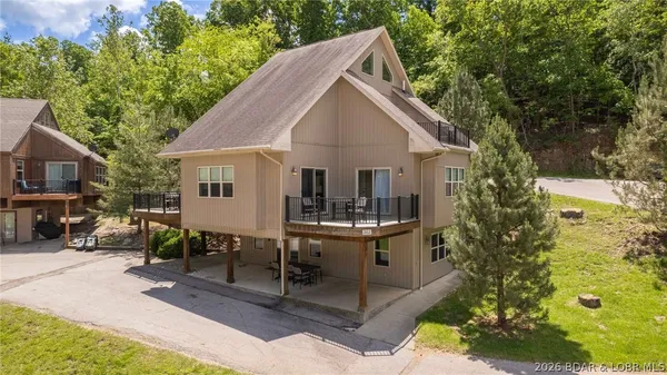 $499,900 | 202 Yacht Club Landing Drive, Lake Ozark, MO 65049