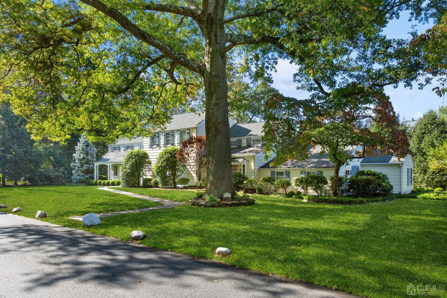 32 Oak Hills Road Edison, NJ 08820 - Photo 4 of 54