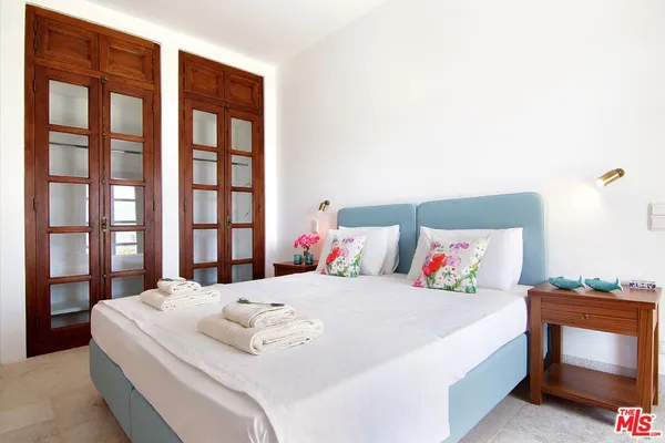 a view of a back yard