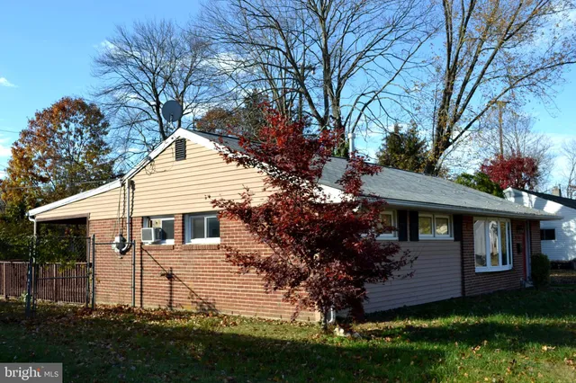 a view of house with a yard