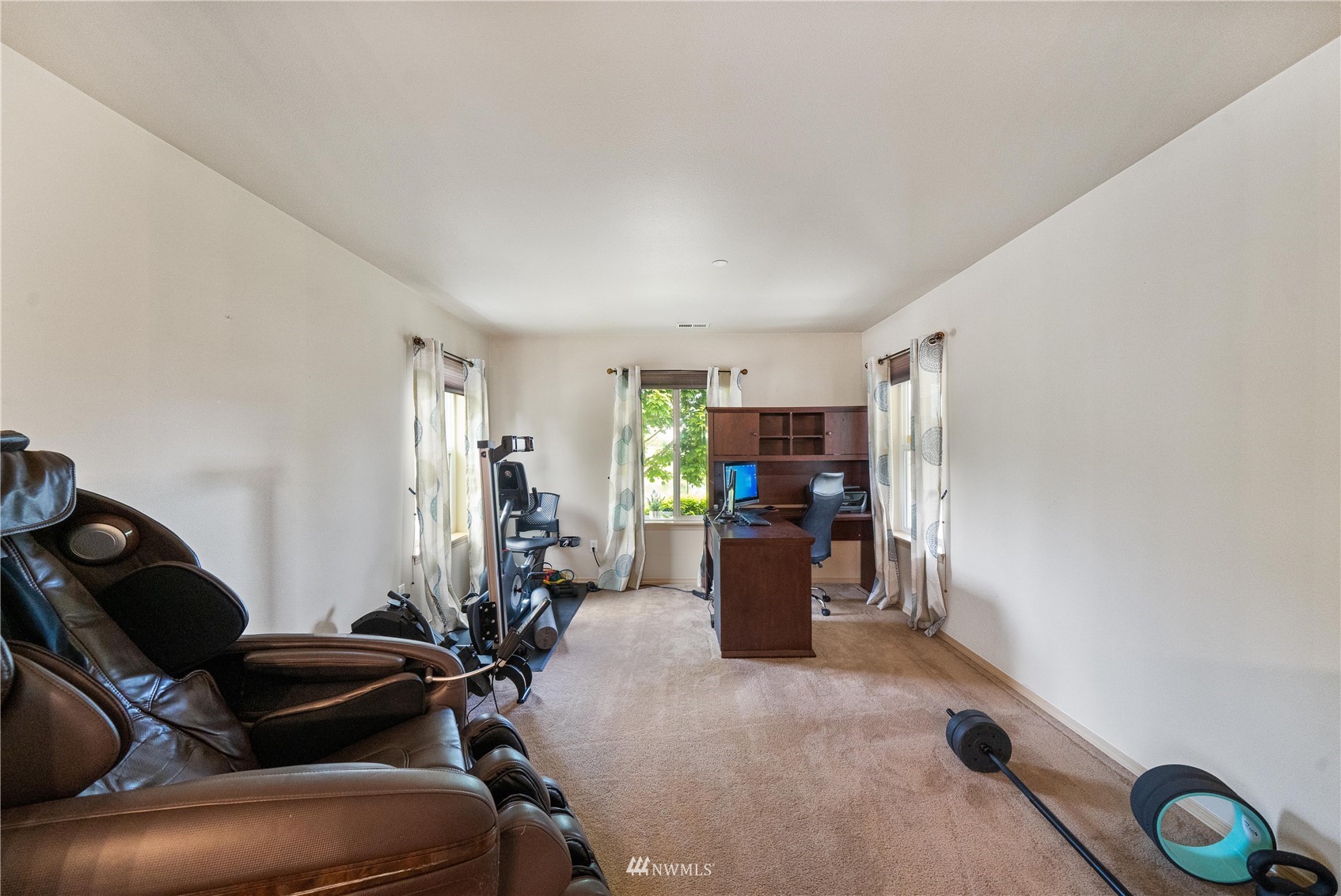 1589 Grant Avenue DuPont, WA 98327 - Photo 12 of 30 a view of a livingroom with furniture and windows