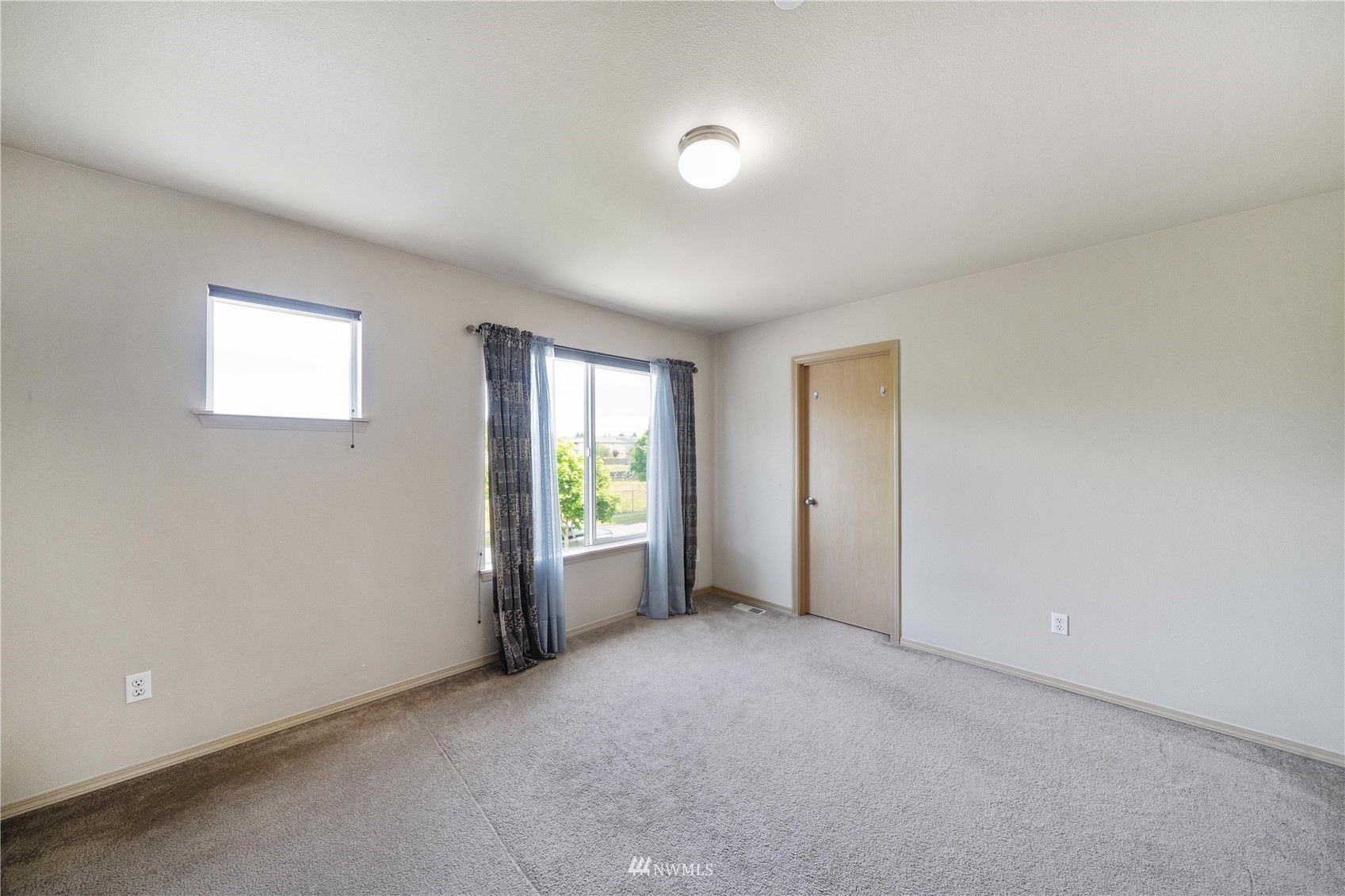1589 Grant Avenue DuPont, WA 98327 - Photo 14 of 30 an empty room with windows and closet