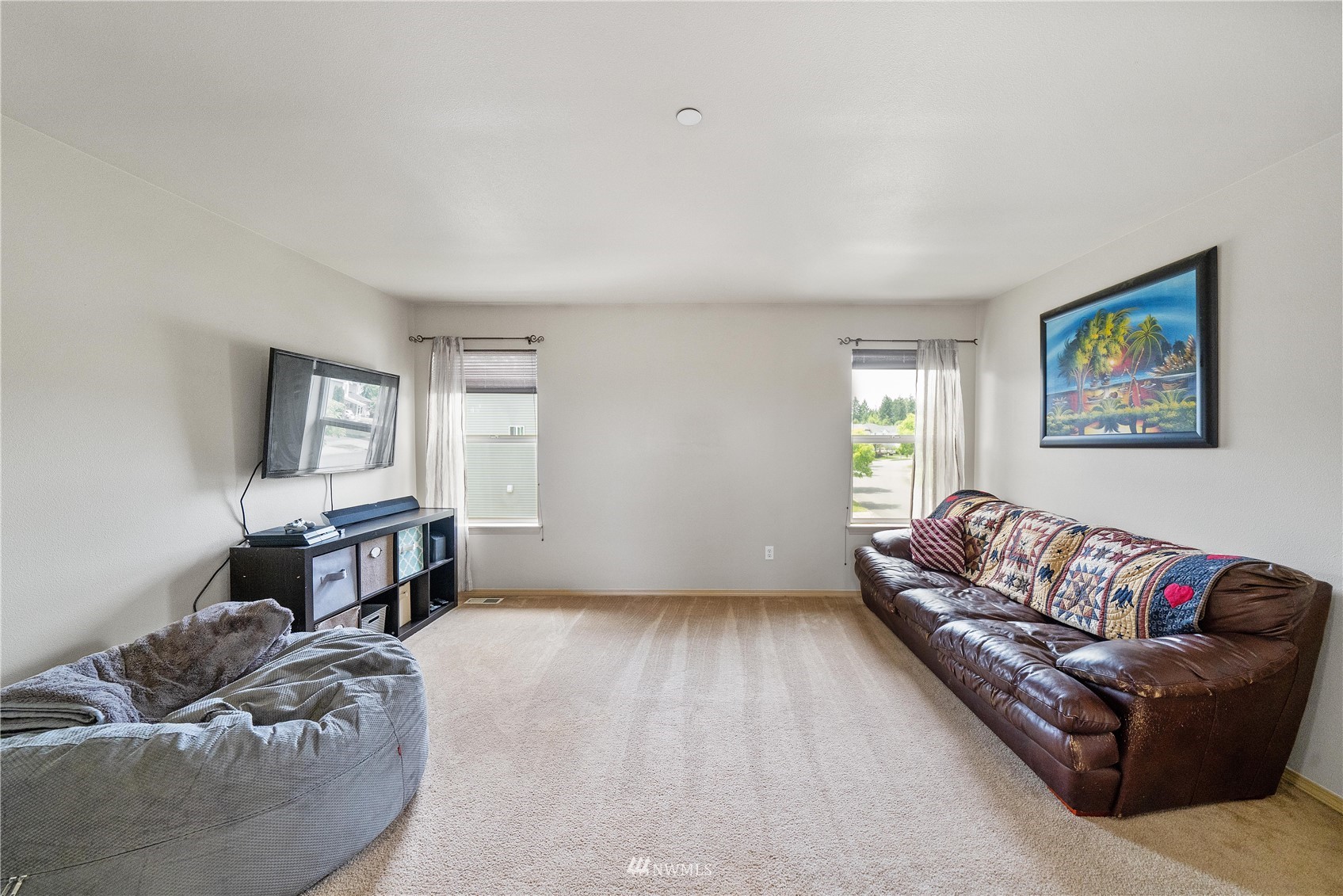 1589 Grant Avenue DuPont, WA 98327 - Photo 18 of 30 a living room with furniture and a window
