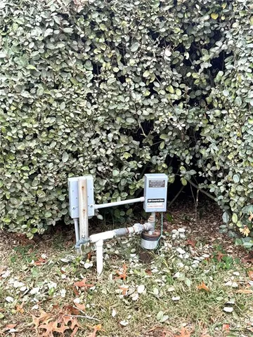 a bench is sitting in the middle of a yard
