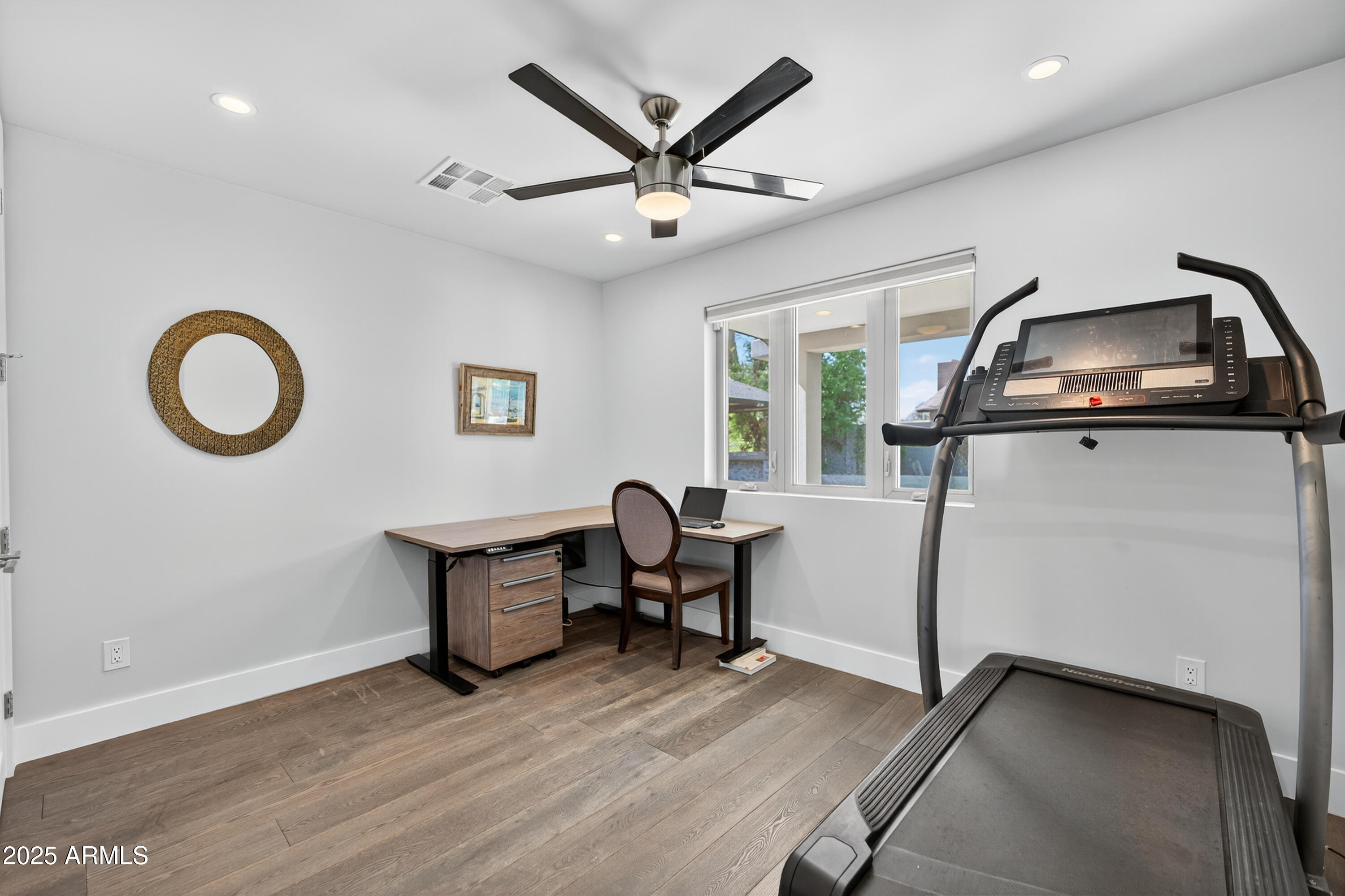 11026 North 42nd Street Phoenix, AZ 85028 - Photo 29 of 43 a living room with furniture