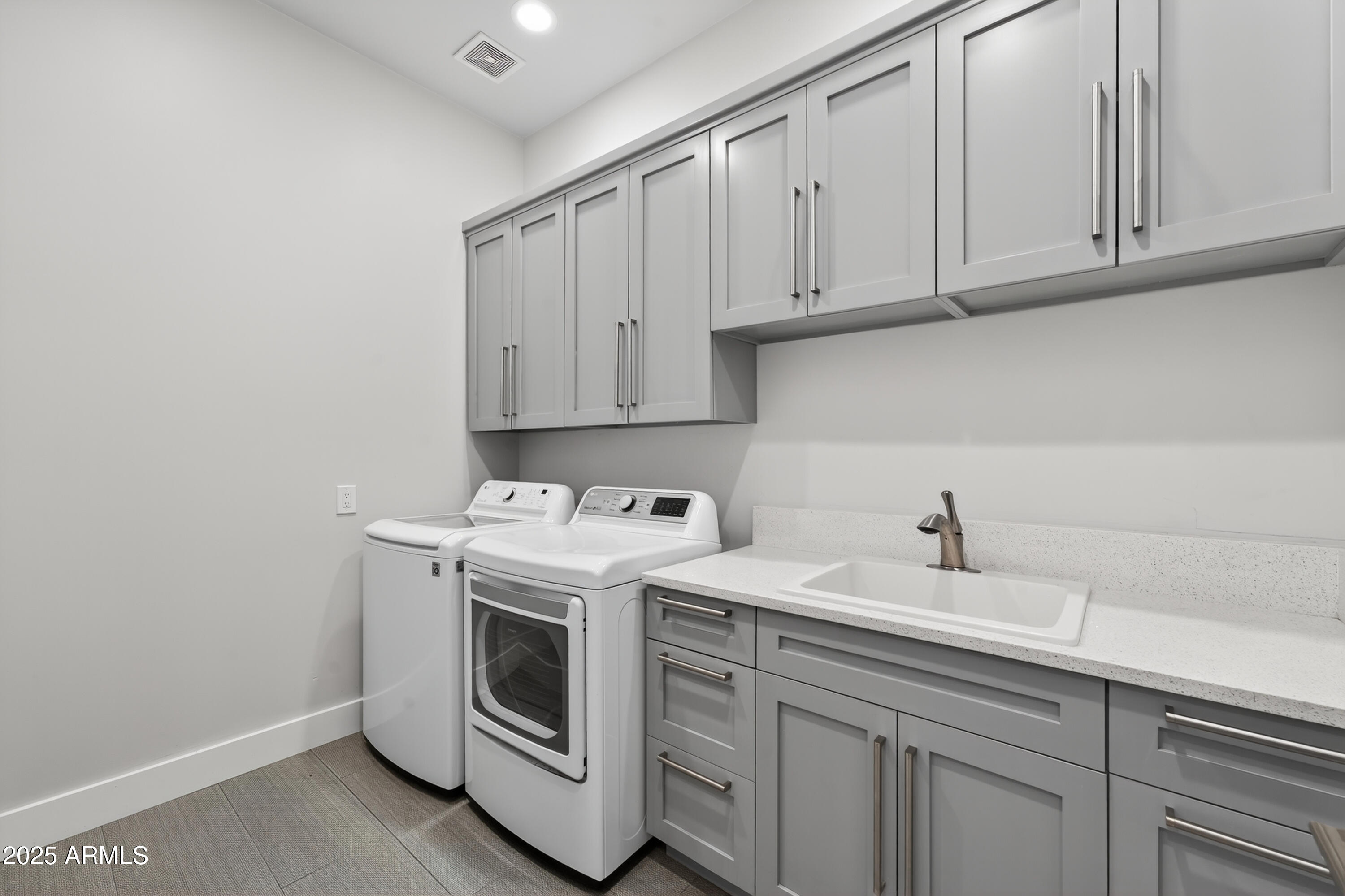 11026 North 42nd Street Phoenix, AZ 85028 - Photo 33 of 43 a utility room with dryer and washer