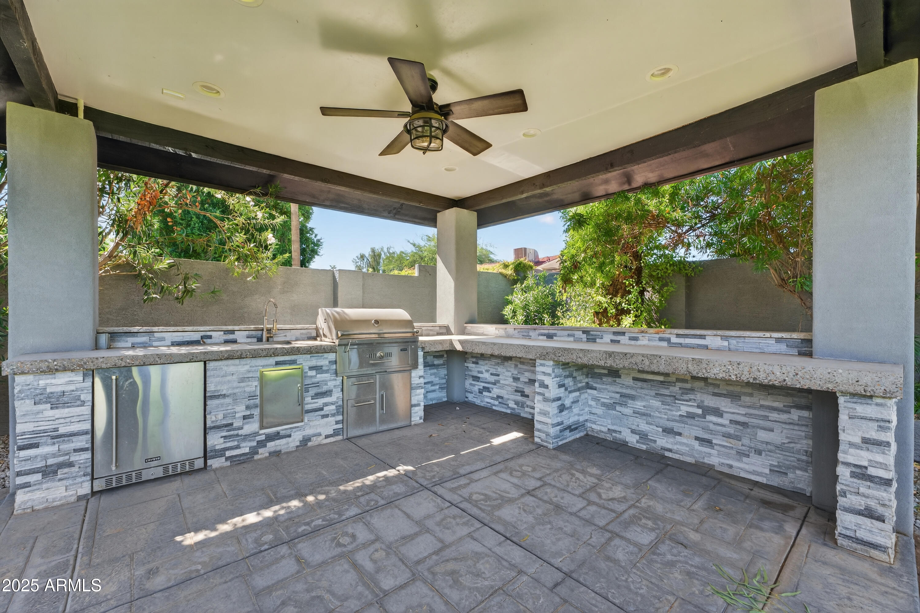 11026 North 42nd Street Phoenix, AZ 85028 - Photo 34 of 43 a living room with large windows