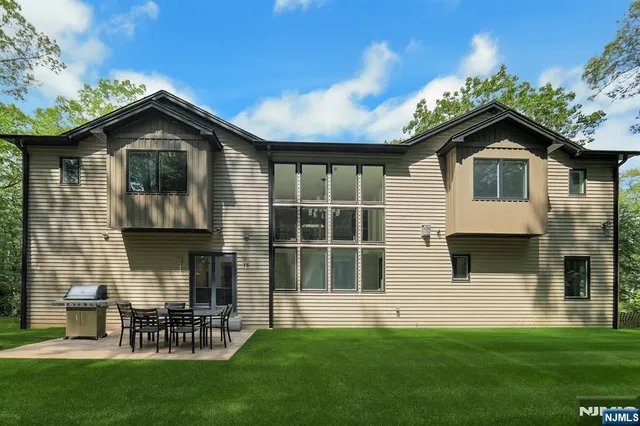 a view of entryway with a front door