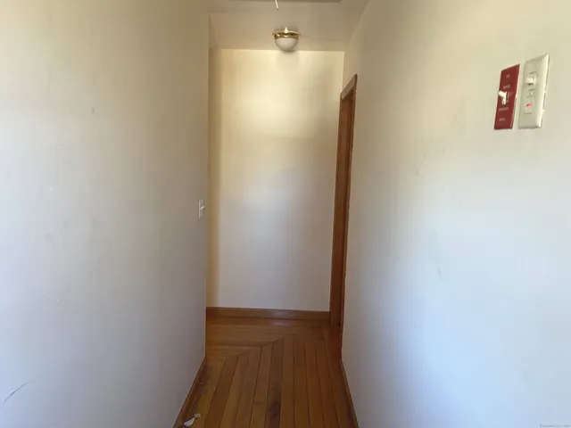 a livingroom with workspace window and a ceiling fan