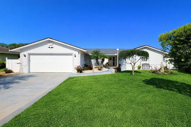 a view of a house with backyard