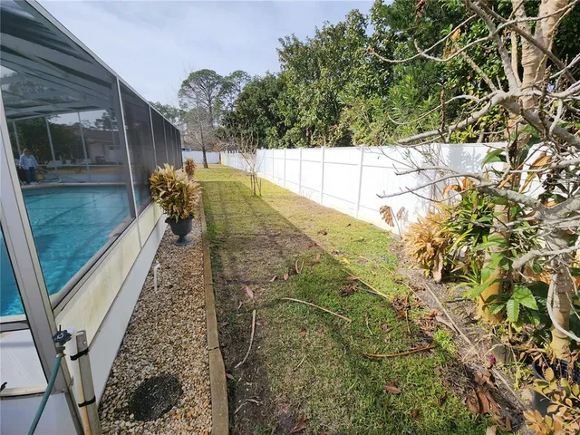 a view of a backyard