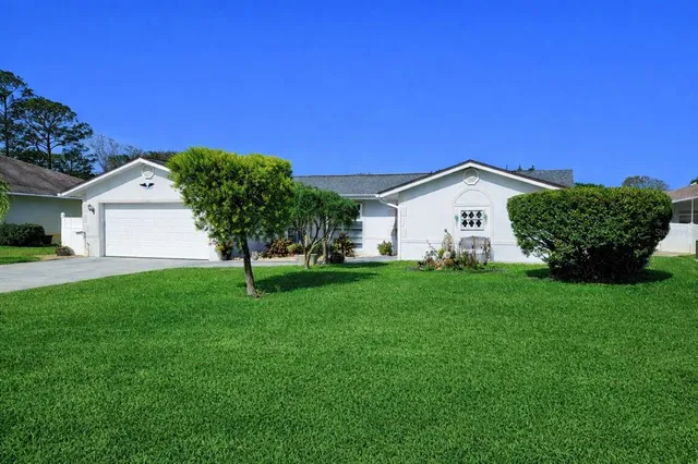 a view of a house with backyard