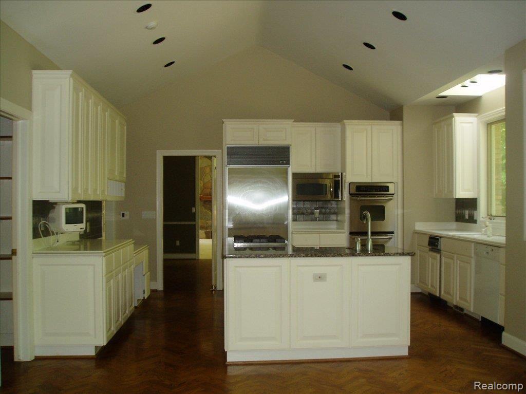 1565 Scenic Hollow Rochester, MI 48306 - Photo 3 of 14 P1010035