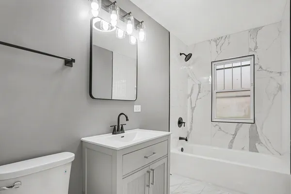 $289,900 | 811 Kelly Avenue, Joliet, IL 60435