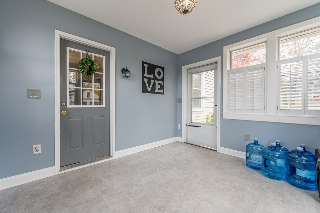 265 Main Street Sturbridge, MA 01566 - Photo 24 of 25 an empty room with windows