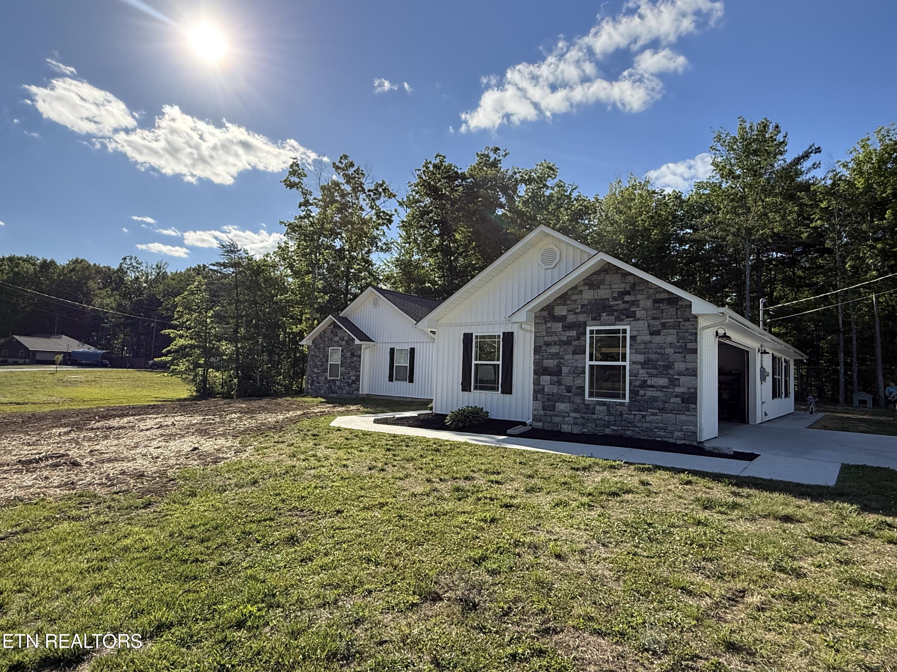 220 Kayla Lane Oneida, TN 37841 - Photo 5 of 35 IMG_3211
