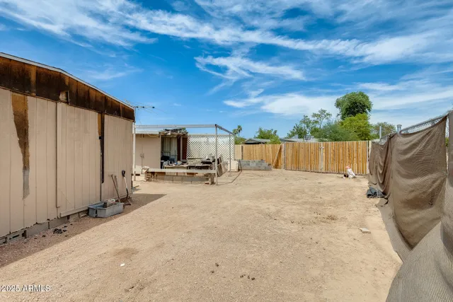 a view of a backyard