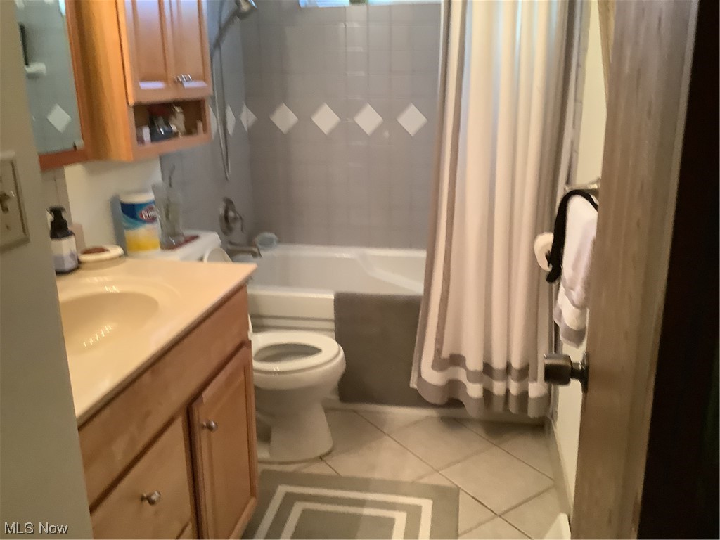 2320 South Meridian Road Austintown, OH 44511 - Photo 10 of 24 Full bathroom with vanity, toilet, tile floors, and shower / tub combo