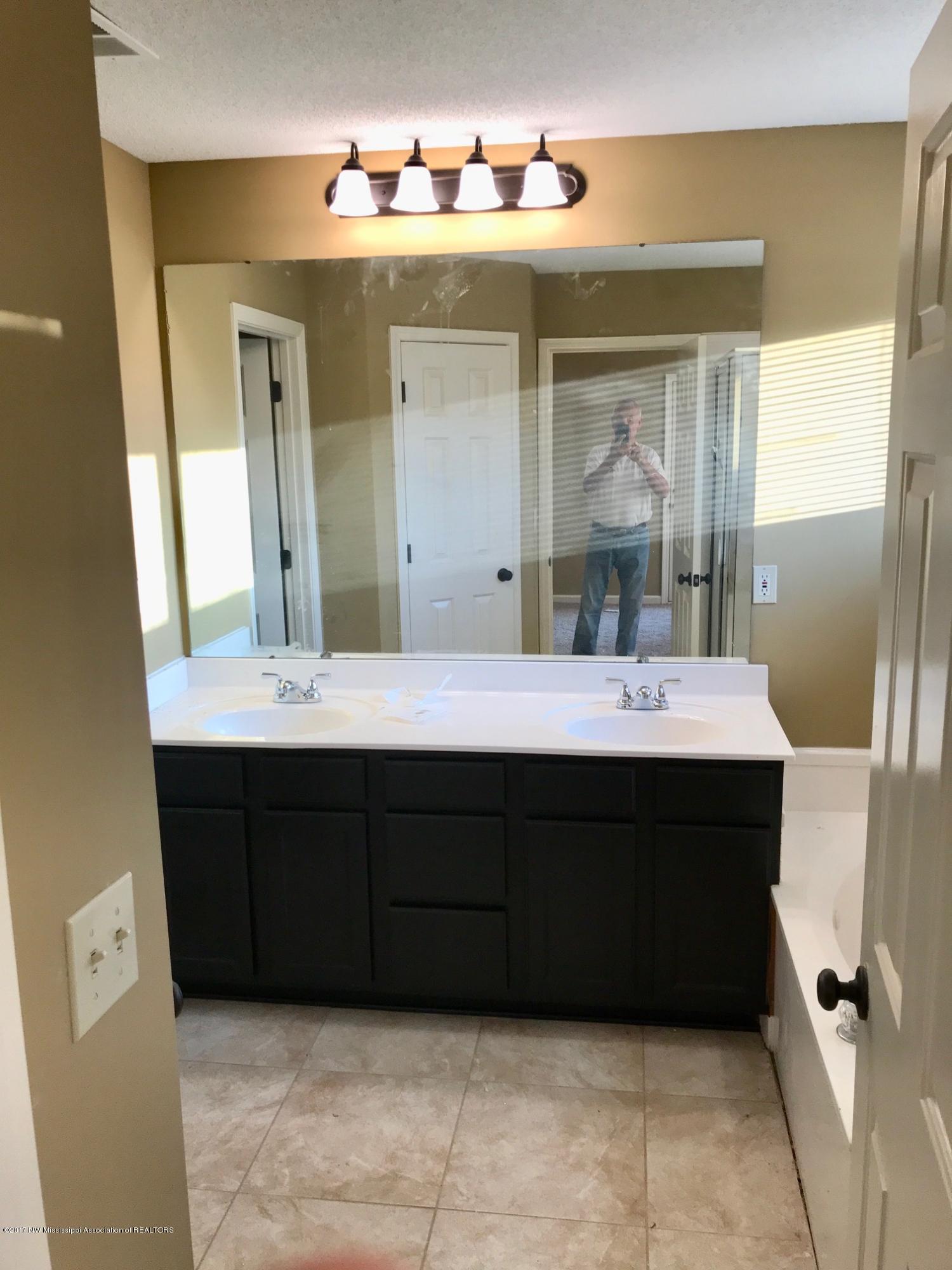 7654 Meadow Ridge Lane Olive Branch, MS 38654 - Photo 13 of 20 Master Bath