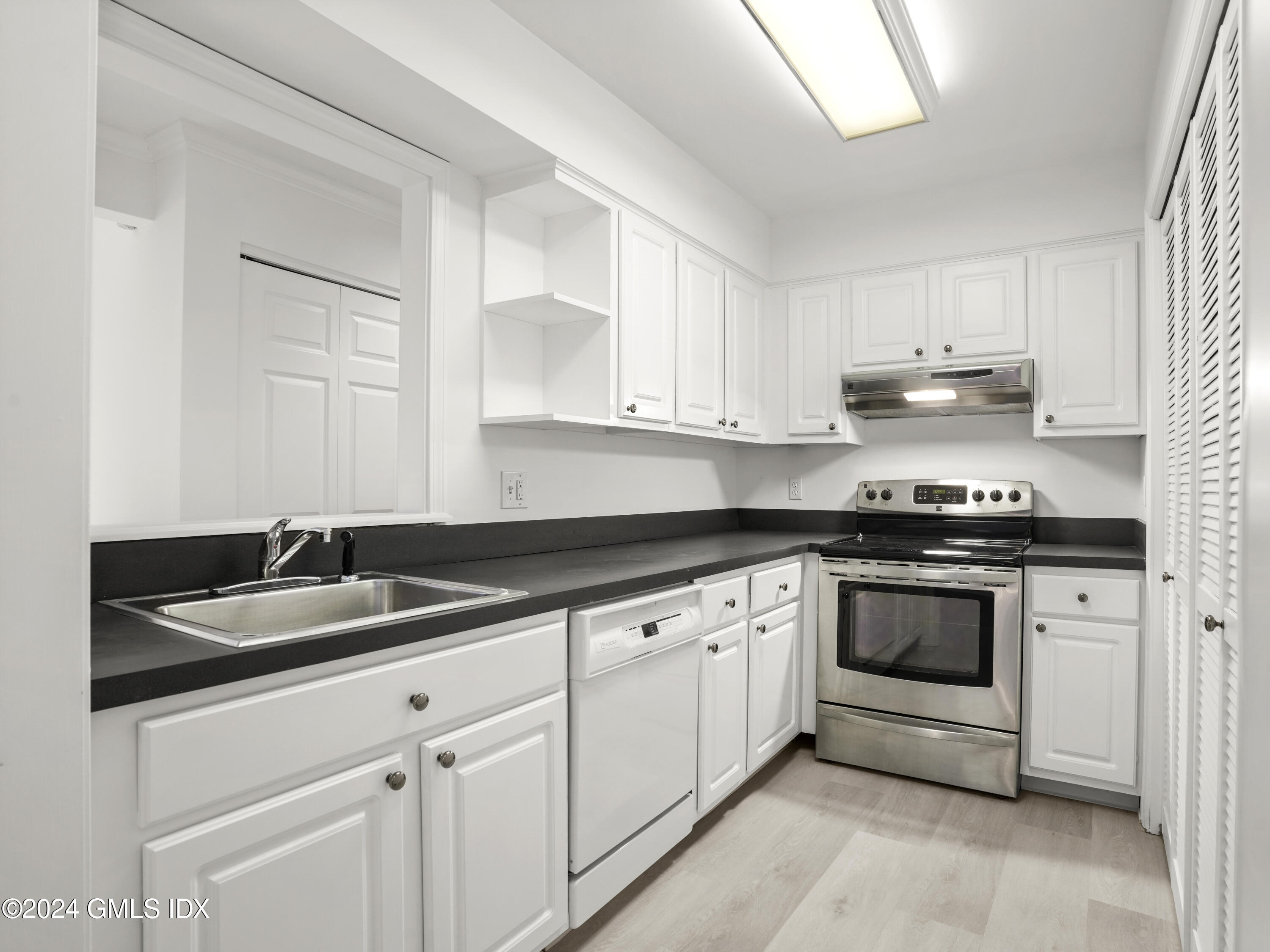 1465 East Putnam Avenue, Unit 312 Riverside, CT 06878 - Photo 4 of 13 Kitchen