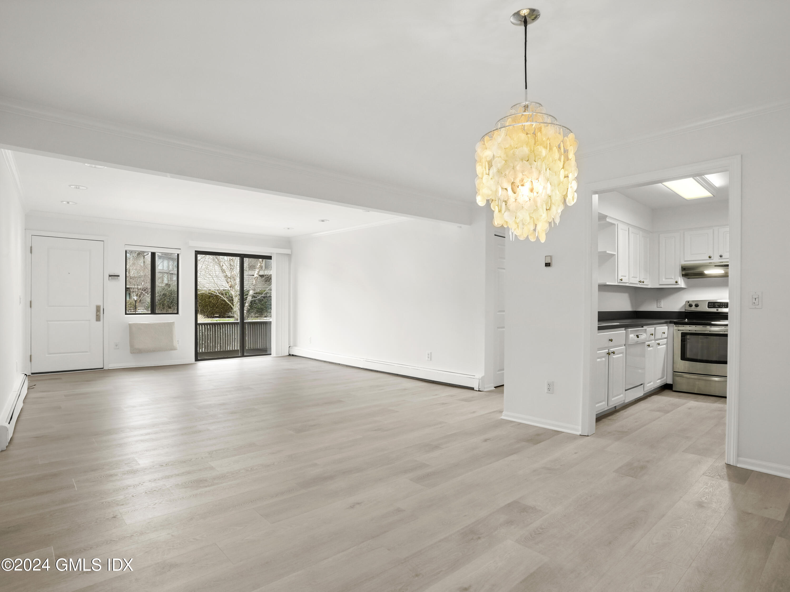 1465 East Putnam Avenue, Unit 312 Riverside, CT 06878 - Photo 5 of 13 Living/Dining