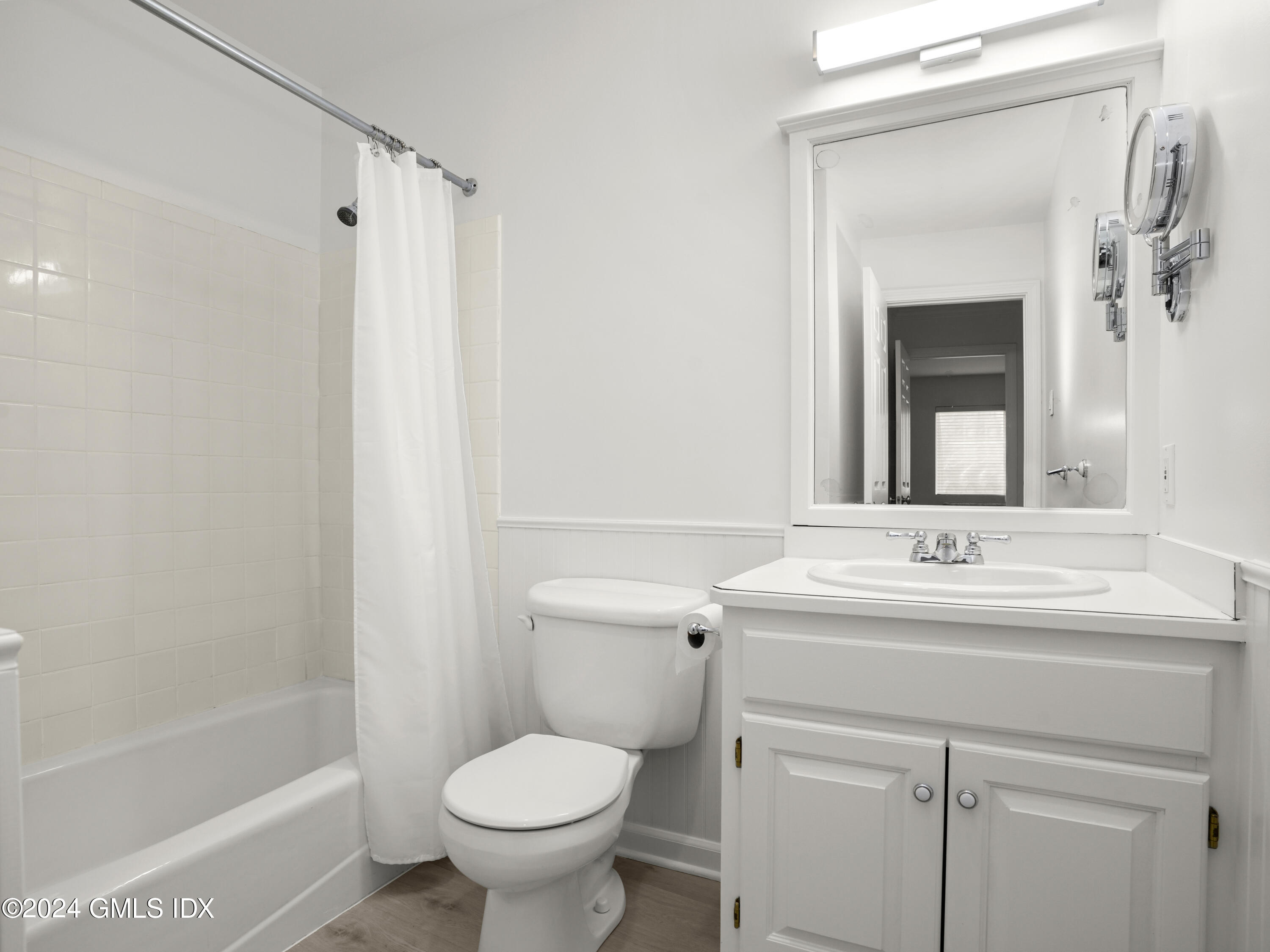 1465 East Putnam Avenue, Unit 312 Riverside, CT 06878 - Photo 9 of 13 Bath