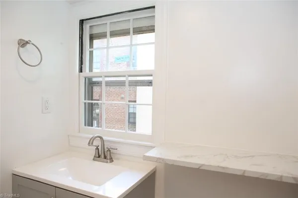 $995 | 201 Tate Street, Unit E, Greensboro, NC 27403