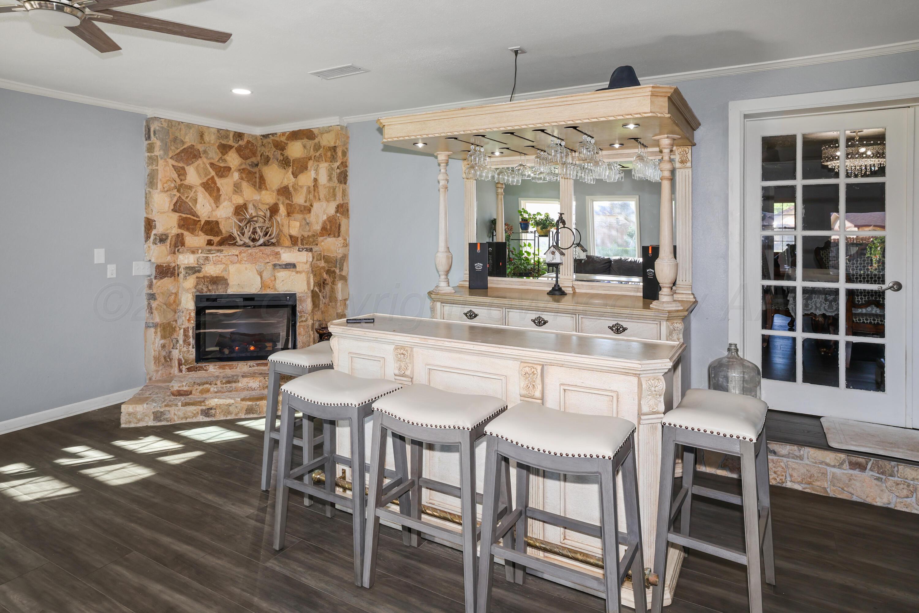 620 North Main Street Stratford, TX 79084 - Photo 19 of 51 18-Den Bar Area