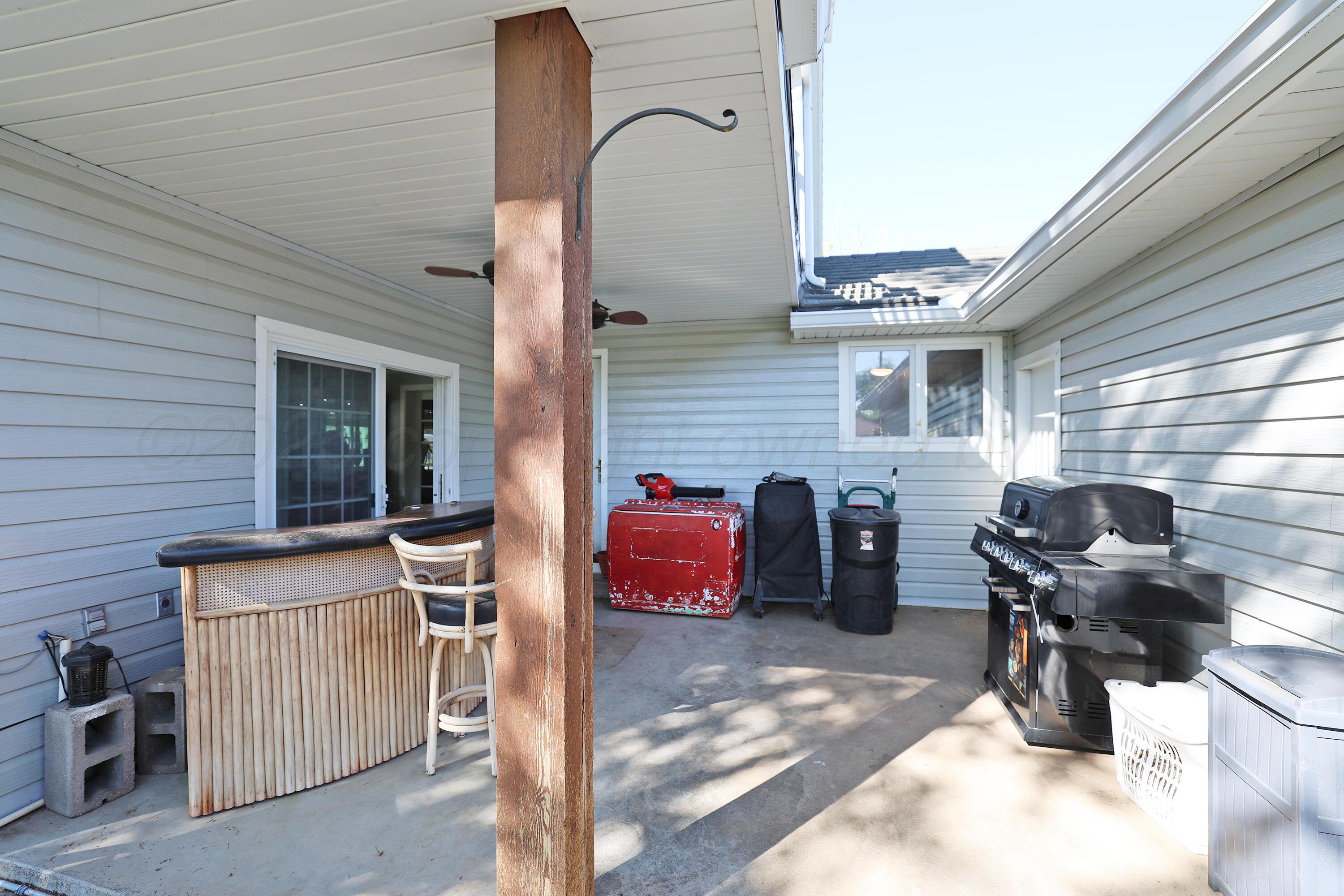 620 North Main Street Stratford, TX 79084 - Photo 35 of 51 a backyard of a house with seating space