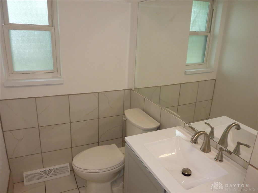 729 Brookfield Road Kettering, OH 45429 - Photo 16 of 30 Full bath new fixtures