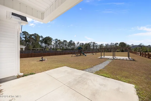 $2,250 | 704 Peyton's Lake Lane, Hubert, NC 28539