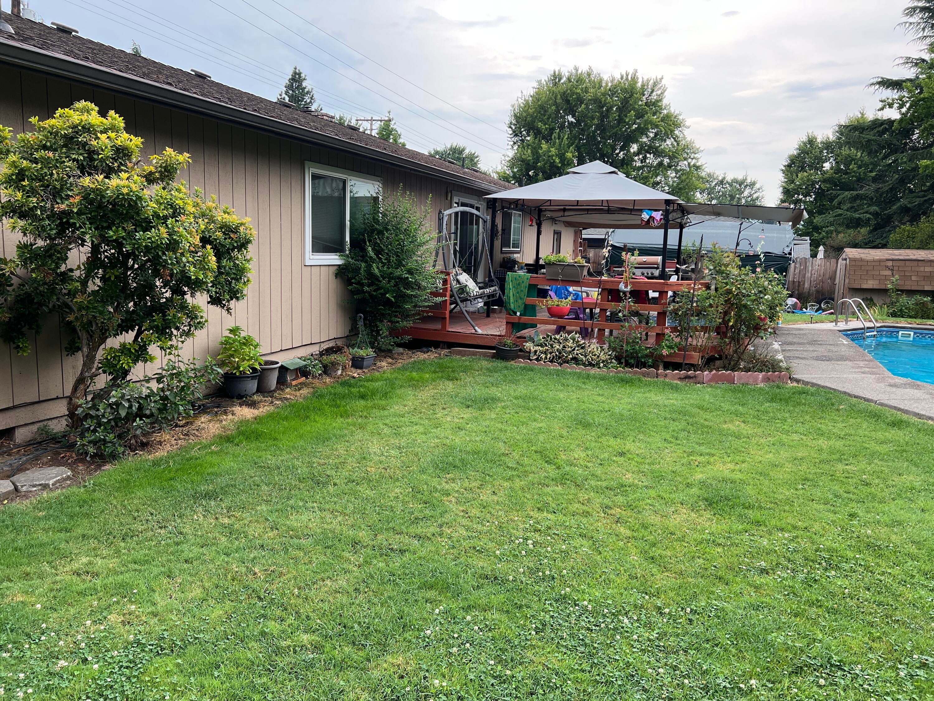2185 Spring Street Medford, OR 97504 - Photo 25 of 32 Back Deck