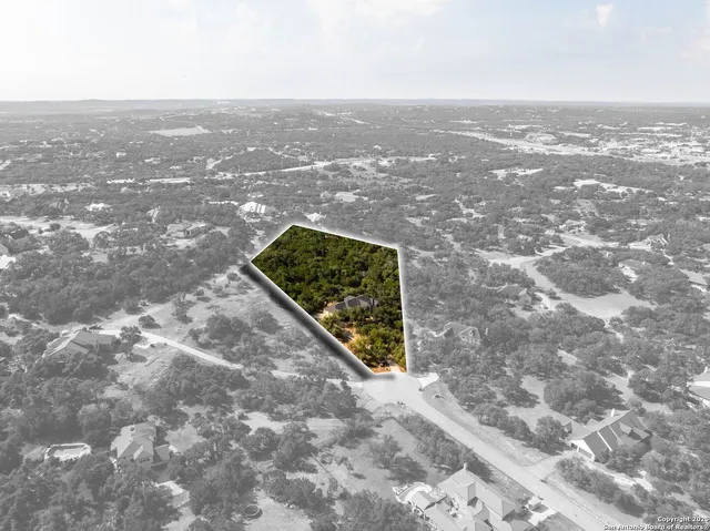 a view of a house with backyard and garden