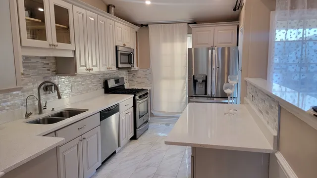 $3,000 | 2765 South Cedar Glen Drive, Arlington Heights, IL 60005