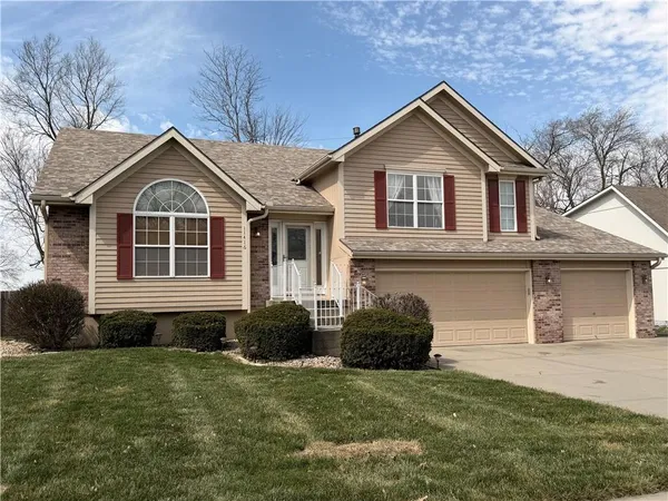 $415,000 | 11416 North Madison Avenue, Kansas City, MO 64155