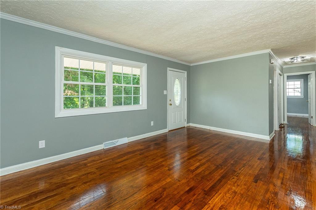 1207 Robin Road Eden, NC 27288 - Photo 13 of 32 Lv rm