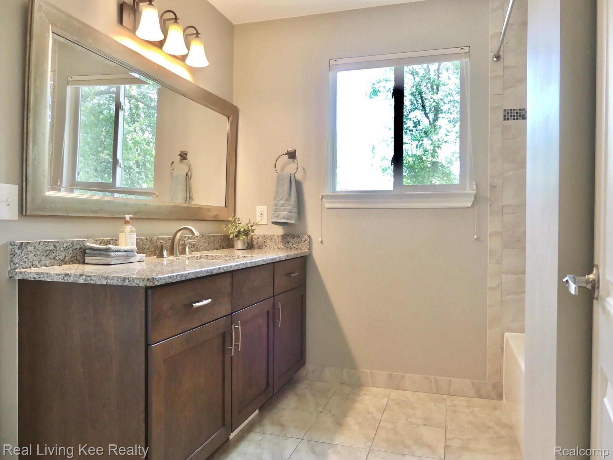557 Curzon Road Rochester, MI 48307 - Photo 36 of 66 Jack & Jill full bath