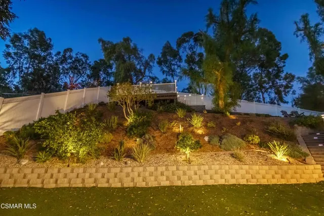 a view of a back yard