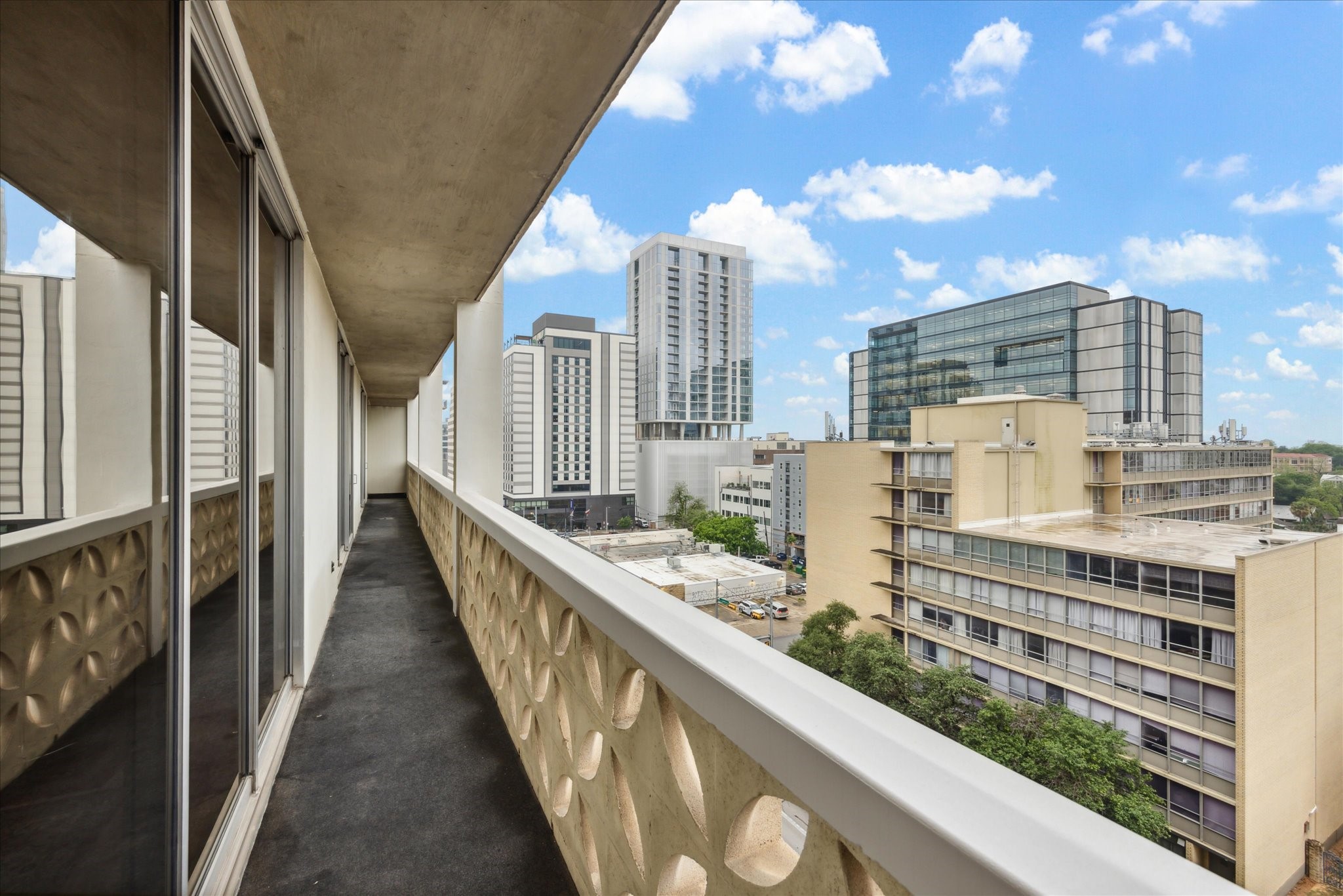 1801 Lavaca Street, Unit 7L Austin, TX 78701 - Photo 10 of 25 a view of balcony with city view