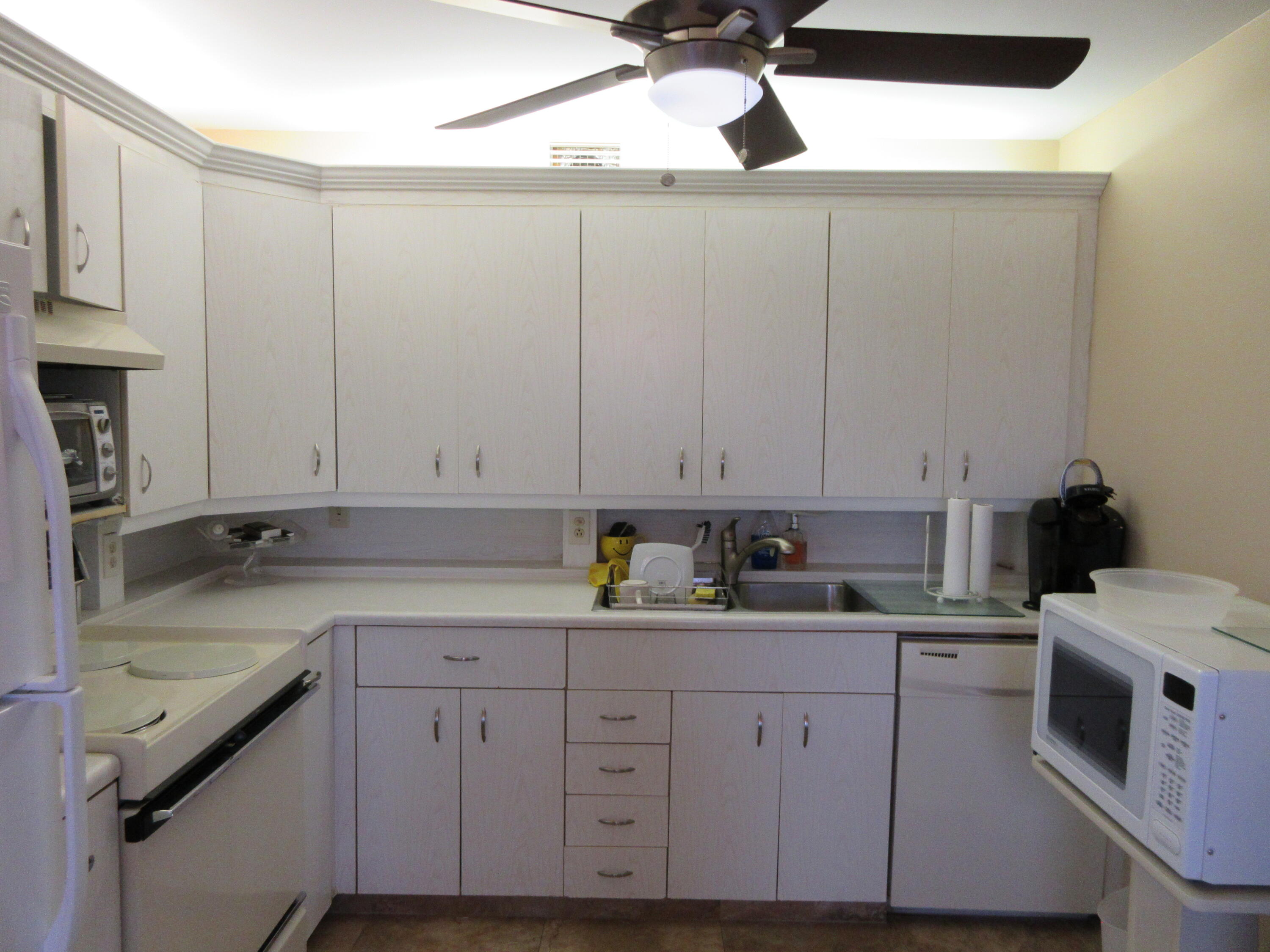 3024 Newcastle B, Unit 3024 Boca Raton, FL 33434 - Photo 5 of 12 IMG_2180